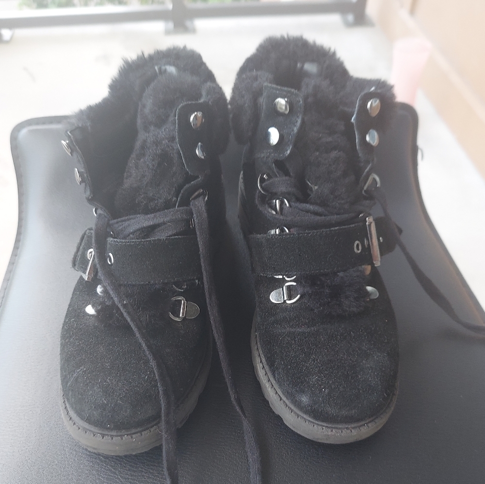 Black Velvet Kendall & Kylie flat winter ankle booties. 6.5